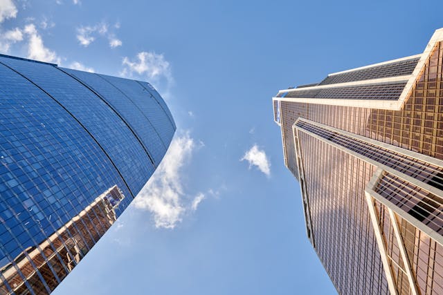 Тренды 2025: что покупают россияне в одежде и обуви