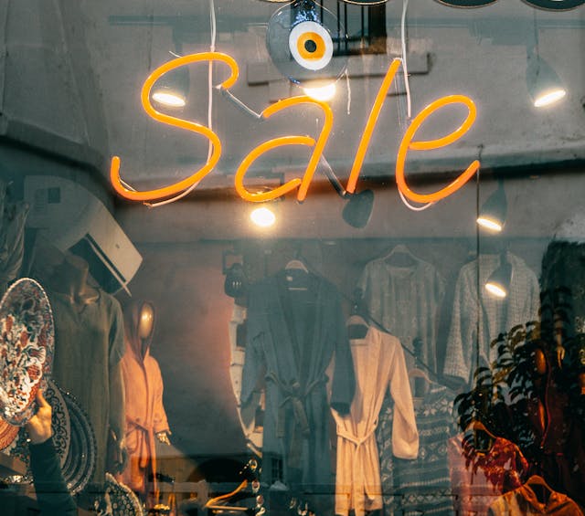 Как правильно оформить витрины с юридической точки зрения (реклама, ценники, вывески)