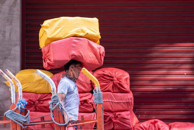 Как формируются мешки секонд-хенда на европейских фабриках/сортировках