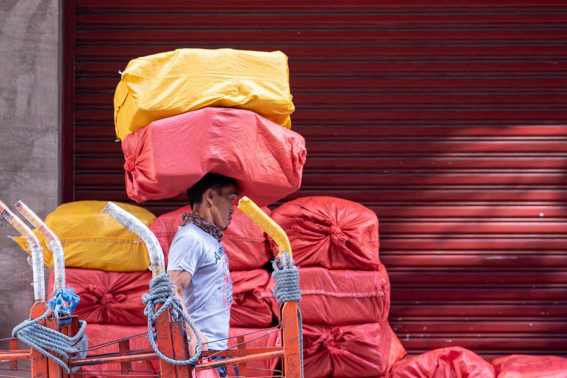 Как формируются мешки секонд-хенда на европейских фабриках/сортировках